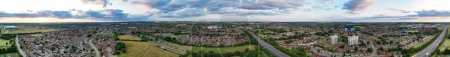 Foto de Vista panorámica ultra amplia de gran angular de la ciudad de Luton de Inglaterra Reino Unido. Imagen capturada con la cámara de Drone el 29 de junio de 2023 - Imagen libre de derechos