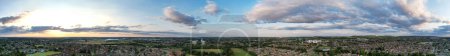 Téléchargez les photos : La plus belle vue panoramique ultra large à angle élevé de Luton City en Angleterre Royaume-Uni. Image prise avec la caméra du drone le 29 juin 2023 - en image libre de droit