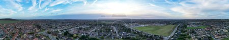 Foto de Vista panorámica en ángulo alto de la ciudad de East Luton de Inglaterra durante la puesta del sol. Luton, Inglaterra Reino Unido. 19-feb-2024 - Imagen libre de derechos