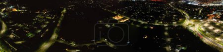 Luftaufnahme der beleuchteten Central Hatfield City of England UK während der Nacht. 9. März 2024