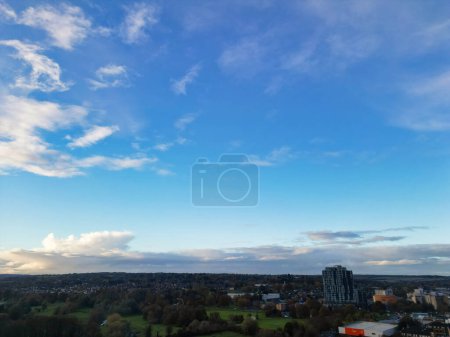 Schönster Blick aus dem Hochwinkel auf Himmel und dramatische Wolken über Central Hemel Hempstead City of England Großbritannien. 5. November 2023