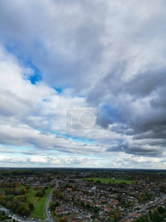 Schönster Blick aus dem Hochwinkel auf Himmel und dramatische Wolken über Central Hemel Hempstead City of England Großbritannien. 5. November 2023