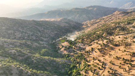 Luftaufnahme einer wunderschönen Landschaft und Hügel in Kurdistan, Irak. 3. August 2023