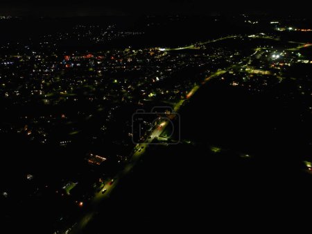 Die beleuchtete Stadt Leighton Buzzard in England während der Nacht. England Vereinigtes Königreich, 29. März 2024