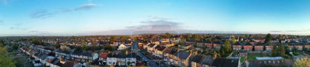 Vue Aérienne Panoramique Des Maisons Résidentielles à Luton City, Angleterre, Royaume-Uni pendant Le Lever Du Soleil. 16 avril 2024
