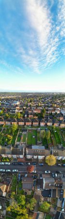 Luftaufnahme von Wohnhäusern in Luton City of England UK während des Sonnenaufgangs. 16. April 2024