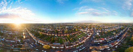 Vista panorámica aérea de las casas residenciales en Luton City of England UK durante Sunrise. 16 de abril de 2024