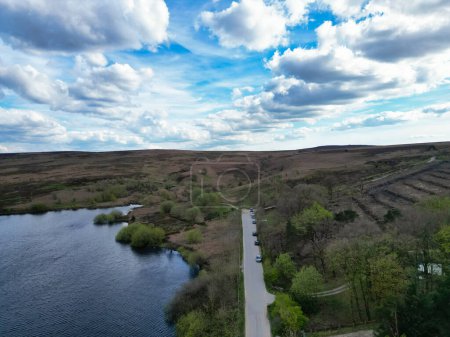 Blick aus der Vogelperspektive auf die schönste britische Landschaft an den Redmires-Wasserreservoirs über den Hügeln von Sheffield City of England, 30. April 2024