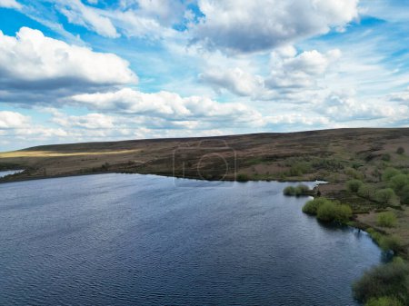 High Angle View of Most Beautiful British Landscape at Redmires Water Reservoirs over Hills of Sheffield City of England Reino Unido, 30 de abril de 2024