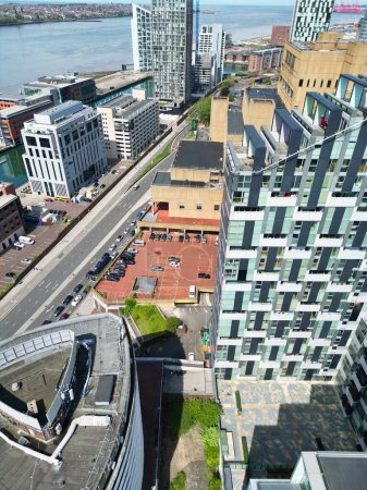 Foto de High Angle View of Modern British City Centre of Liverpool, The Maritime city in norwest England, Reino Unido. 5 de mayo de 2024 - Imagen libre de derechos