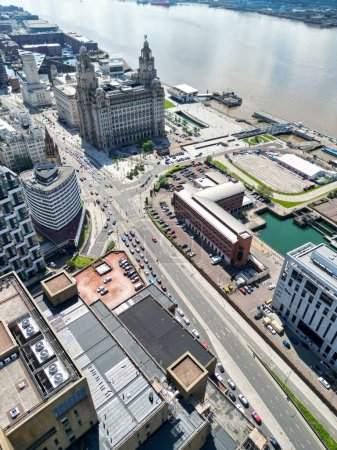 Foto de High Angle View of Modern British City Centre of Liverpool, The Maritime city in norwest England, Reino Unido. 5 de mayo de 2024 - Imagen libre de derechos