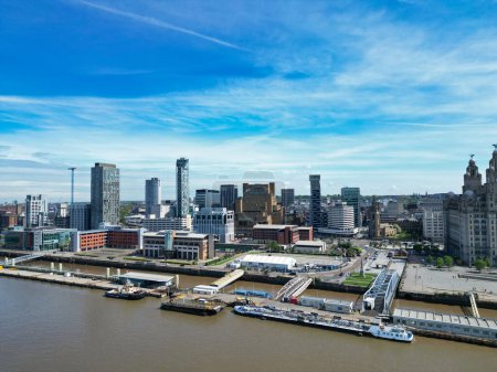 Téléchargez les photos : High Angle View of Modern British City Centre of Liverpool, The Maritime city in northwest England, Royaume-Uni. 5 mai 2024 - en image libre de droit