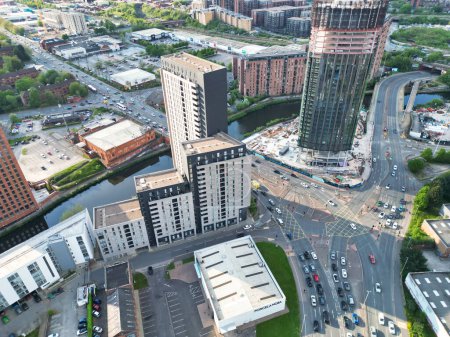 Foto de Vista en ángulo alto de los grandes edificios del centro de Manchester City durante el hermoso día soleado sobre Inglaterra Reino Unido. 5 de mayo de 2024 - Imagen libre de derechos