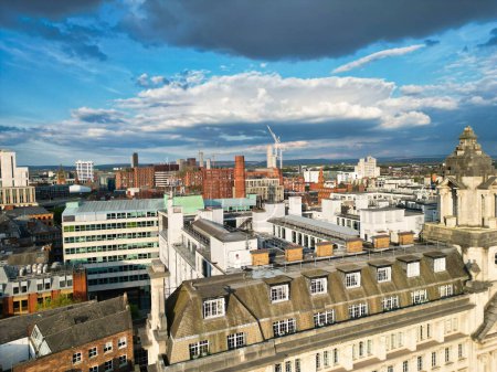 Foto de Vista en ángulo alto de los grandes edificios del centro de Manchester City durante el hermoso día soleado sobre Inglaterra Reino Unido. 5 de mayo de 2024 - Imagen libre de derechos