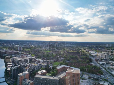 Téléchargez les photos : Vue à angle élevé des bâtiments du centre-ville du Grand Manchester pendant une belle journée ensoleillée au-dessus de l'Angleterre Royaume-Uni. 5 mai 2024 - en image libre de droit