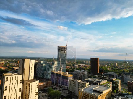 Téléchargez les photos : Vue à angle élevé des bâtiments du centre-ville du Grand Manchester pendant une belle journée ensoleillée au-dessus de l'Angleterre Royaume-Uni. 5 mai 2024 - en image libre de droit