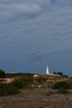 Foto de Faro lejos en tiempo nublado - Imagen libre de derechos