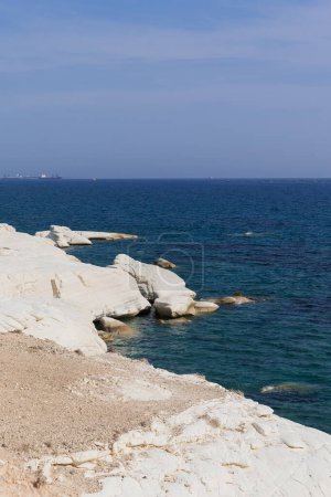 Téléchargez les photos : Vue aérienne du littoral et du grand rocher de craie blanche à Governors beach, Limassol, Chypre. falaises escarpées en pierre et vagues de mer bleu profond à côté du restaurant de poissons Kalymnos et de la centrale électrique vasilikos - en image libre de droit