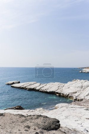 Téléchargez les photos : Vue du littoral et point de repère grand rocher de craie blanche à la plage Governors, Limassol, Chypre. falaises abruptes en pierre et mer bleu profond - en image libre de droit