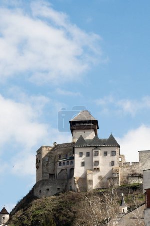 Vista de las murallas de un castillo de Trencin y torres antiguas