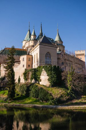 Vista aérea del castillo medieval de Bojnice, patrimonio de la UNESCO en Eslovaquia. Castillo romántico con elementos góticos y renacentistas construido en el siglo XII
.