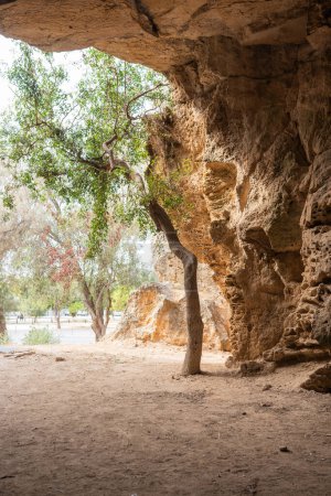 Eingang zu einer verlassenen Karsthöhle in Nahaufnahme, Zypern, Paphos