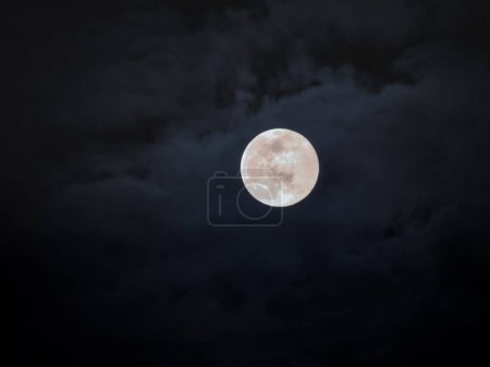 Téléchargez les photos : Pleine lune avec de grandes quantités de nuages se déplaçant rapidement près de Spring Hill Kansas. - en image libre de droit