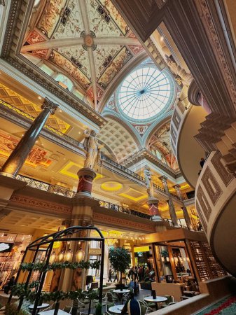 Téléchargez les photos : Las Vegas, Nevada - 13 mars 2023 - Les escaliers roulants en spirale ne sont que le début du Forum Luxury Mall à l'intérieur du Caesar's Palace sur le Strip de Las Vegas - en image libre de droit