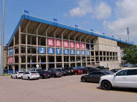 Téléchargez les photos : Lawrence, Kansas - 17 juillet 2023 : University of Kansas - David Booth Kansas Memorial Stadium - en image libre de droit
