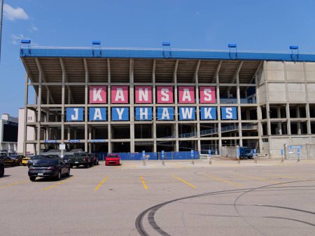 Téléchargez les photos : Lawrence, Kansas - 17 juillet 2023 : University of Kansas - David Booth Kansas Memorial Stadium - en image libre de droit