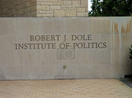 Foto de Lawrence, Kansas - 17 de julio de 2023: Robert J. Dole Institute of Politics at University of Kansas - Imagen libre de derechos
