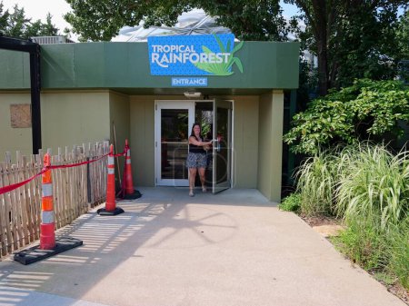 Foto de Topeka, Kansas - 22 de julio de 2023: Edificio Tropical en el Zoológico de Topeka - Imagen libre de derechos
