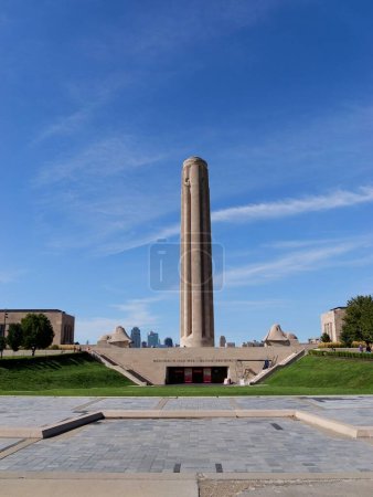 Foto de Kansas City, Missouri - 29 de julio de 2023: Liberty Memorial y Union Station en KCMO - Imagen libre de derechos