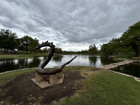Téléchargez les photos : Lenexa, Kansas - 19 octobre 2023 : Statue de dragon au parc Sar Ko dans le comté de Johnson, KS - en image libre de droit