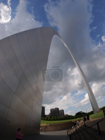 Téléchargez les photos : St. Louis, Missouri - 21 juin 2023 : L'arche de la porte à St Louis, MO - en image libre de droit