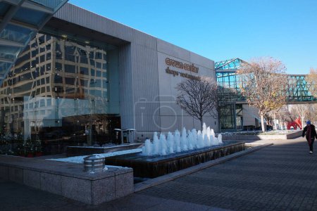 Téléchargez les photos : Kansas City, Missouri - 26 novembre 2023 : Fontaine Crown Center à KCMO par un jour de novembre enneigé - en image libre de droit