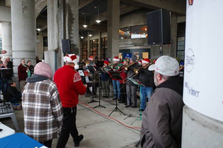 Foto de Kansas City, Missouri - 16 de diciembre de 2023: Trombone Christmas en Union Station KC - Imagen libre de derechos