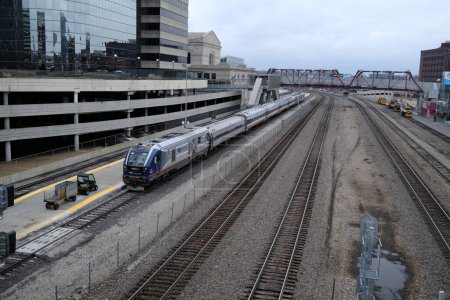 Foto de Kansas City Missouri - 23 de diciembre de 2023: Amtrak Tren en la histórica estación Union en KC - Imagen libre de derechos