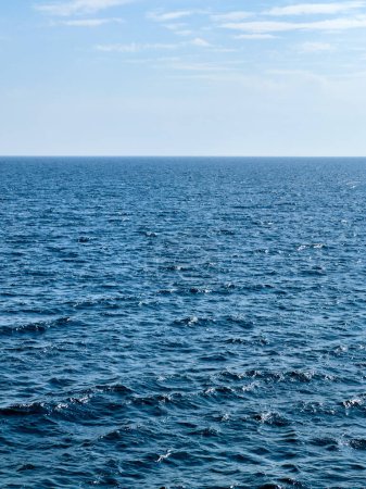 Bord de mer ensoleillé, Vues sur l'océan, vagues. Photo de haute qualité