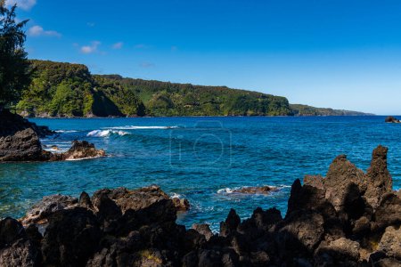 Téléchargez les photos : Roche volcanique le long du littoral de la péninsule Keanae à Maui, Hawaï - en image libre de droit