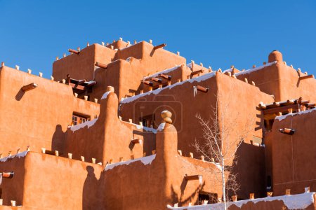 Téléchargez les photos : Scène hivernale d'un immeuble en adobe recouvert de neige de style pueblo à Santa Fe, Nouveau-Mexique - en image libre de droit