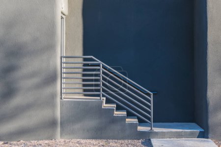 Téléchargez les photos : Vue latérale des marches en béton et de la rampe menant à une entrée dans un bâtiment moderne - en image libre de droit