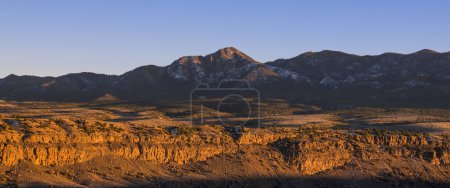 Téléchargez les photos : Panorama du vaste paysage des gorges du Rio Grand et des montagnes de Sangre de Cristo au coucher du soleil près de Taos, Nouveau-Mexique - en image libre de droit