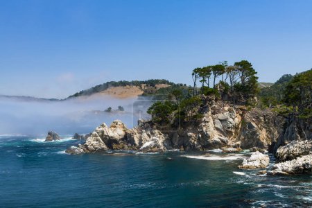 Téléchargez les photos : Vue du brouillard et du littoral de la réserve d'État de Point Lobos, Carmel, Californie - en image libre de droit