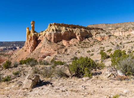 Téléchargez les photos : Paysage désertique avec la formation rocheuse colorée de Chimney Rock dans Ghost Ranch, Nouveau-Mexique - en image libre de droit