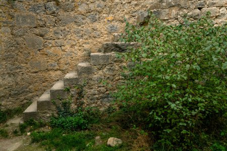 Téléchargez les photos : Escalier et mur de pierre du vieux château - en image libre de droit