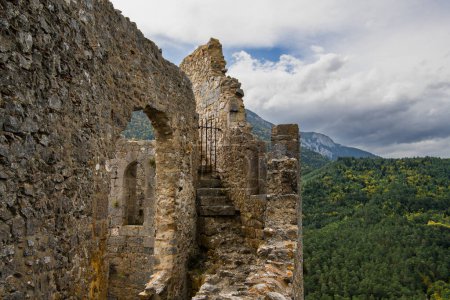 Téléchargez les photos : Escalier sur les remparts de ruines du château de Puilaurens dans les Pyrénées françaises - en image libre de droit