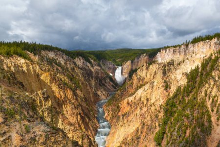 Téléchargez les photos : Vaste paysage du Grand Canyon de Yellostone avec Lower Falls dans le parc national de Yellowstone, Wyoming - en image libre de droit