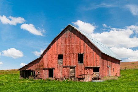 Téléchargez les photos : Scène américaine rurale de grange rouge altérée à Palouse Hills, Washington - en image libre de droit