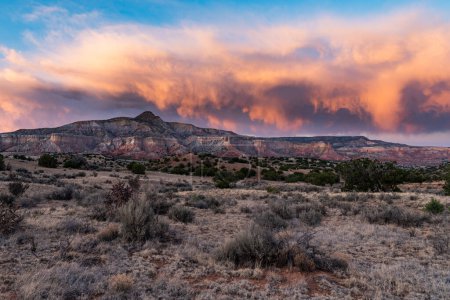 Téléchargez les photos : Coucher de soleil spectaculaire dans des tons vifs de rose et de violet sur les sommets colorés et les mesas de Ghost Ranch à Abiquiu, Nouveau-Mexique - en image libre de droit